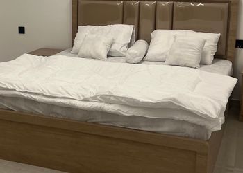 استديو بسرير ماستر وأثاث مريح 