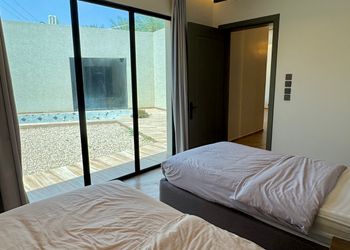 شاليه بمسطح اخضر  ومسبح
