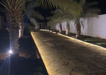 استراحة بمجلس واسع و مسطح اخضر