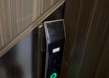 شقة بدخول ذاتي وصالة أنيقة 