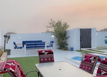 شاليه بجلسة تطل على مسبح خارجي 
