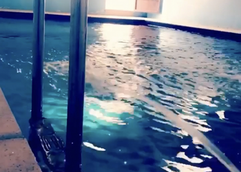 شاليه بمسطح اخضر و مسبح داخلي