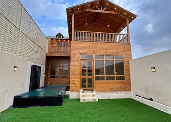كوخ بمجلس مطل على المسبح 