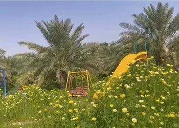 مزرعة بمسطحات خضراء وبيت شعر 