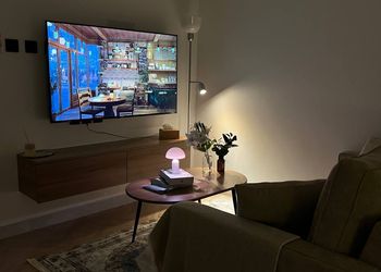 استديو بسرير ماستر وجلسه جانبيه