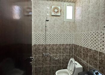 شقة بغرفة معيشة وغرفتين نوم