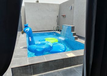 شاليه بمسبح خارجي ومجلس