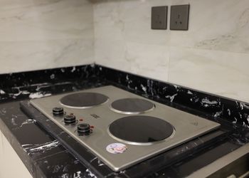 استديو بأثاث مريح وبسيط 