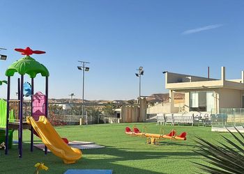 استراحة بمسطحات خضراء وملاعب