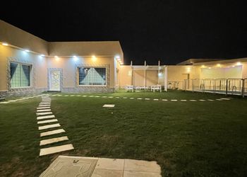 شاليه بجلسة تطل على مسبح خارجي 