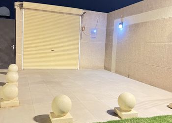 شاليه بألعاب مائية وجلسة خارجية