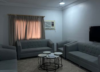 شقة بثلاث غرف نوم وصالة جلوس