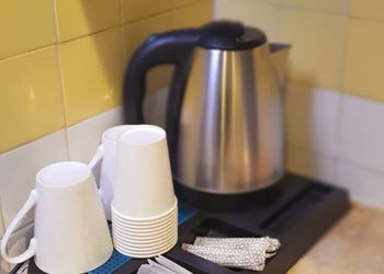 شقة بغرفة معيشة وغرفة نوم