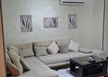 شقة بصالة وثلاث غرف نوم
