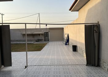 شاليه بمسطح اخضر وجلسة 