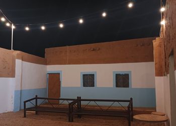استراحة بمجلس وفناء خارجي 