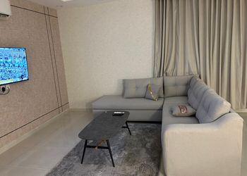 استديو بأثاث مريح وبسيط 