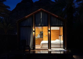 كوخ بسرير كبير علوي وسريرين فردي