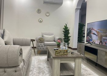 شقة بصالة انيقة وغرفة نوم