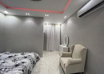 شاليه بجلسة تطل على مسبح خارجي 