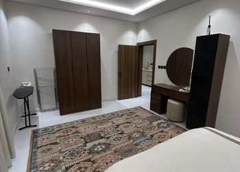 شقة بدخول ذاتي وصالة أنيقة 