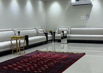 استراحة بمجالس واسعة وفناء خارجي