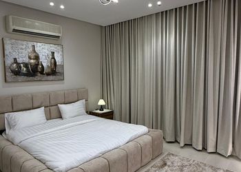 استديو بأثاث مريح وبسيط 