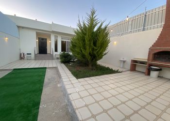استراحة بركن شواء ومسطح اخضر