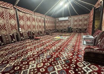 مزرعة محاطة بالجبال