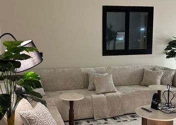استديو بأثاث مريح وبسيط 