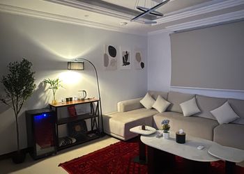 شقة بدخول ذاتي وصالة مريحة 