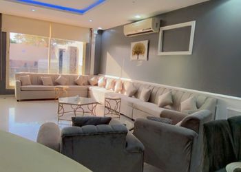 شاليه بمسطح اخضر ومسبح 