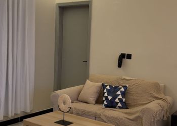 استديو بأثاث مريح وبسيط 