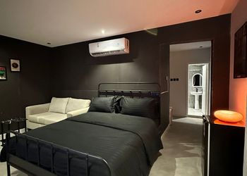 استديو بأثاث مريح وبسيط 