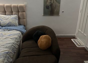 استديو بأثاث مريح وبسيط 