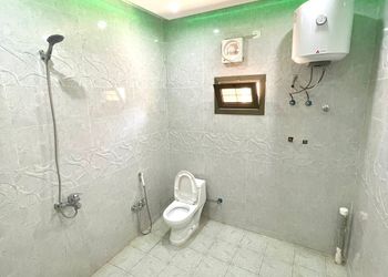 شاليه بمسطح اخضر ومسبح 