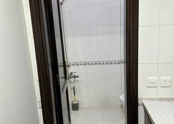 استديو بأثاث مريح وبسيط 
