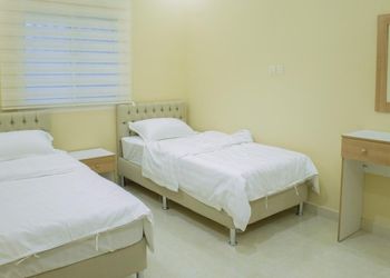 شاليه بمسطح اخضر وجلسة خارجية 