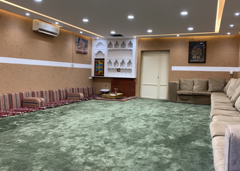شاليه بمسطح اخضر وجلسة خارجية 