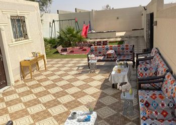 شاليه بجلسة خارجية ومسطح اخضر