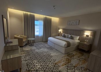استديو بأثاث مريح وبسيط 