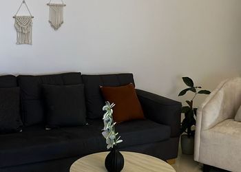 شقة بغرفتين نوم وصالة