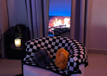 استديو بأثاث مريح وبسيط 
