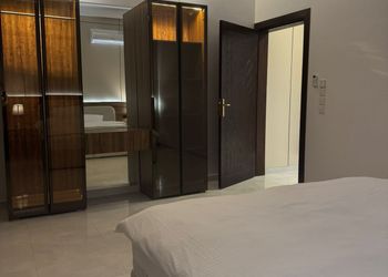 استديو بأثاث مريح وبسيط 