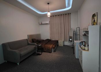 استديو بأثاث مريح وبسيط 