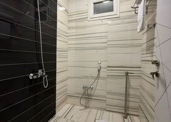 استديو بسرير ماستر وأثاث مريح 