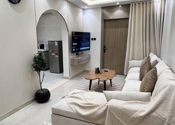شقة بغرفة معيشة وغرفتين نوم 