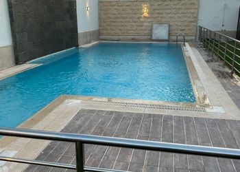 شاليه بمسبح خارجي ومسطح اخضر