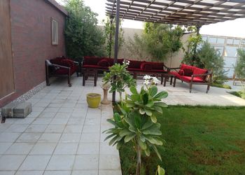 استراحة بجلسه مطله على حديقه