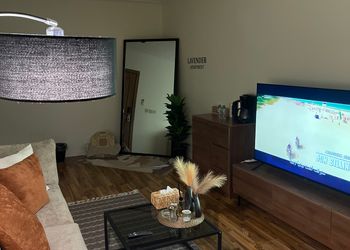 شقة بدخول ذاتي وصالة أنيقة 